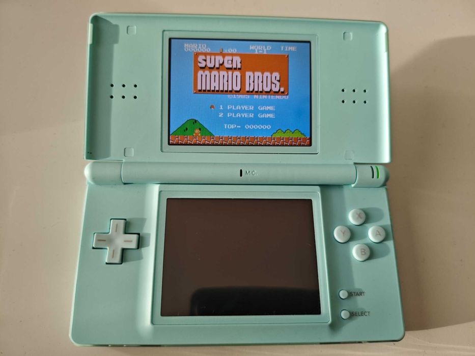 Nintendo DS Lite  качени много игри
