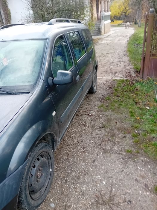Vând Dacia Logan