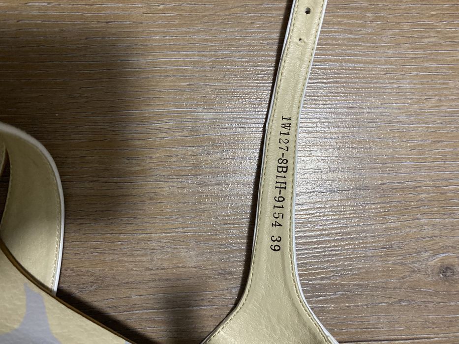 Босоножки новые 39 размер