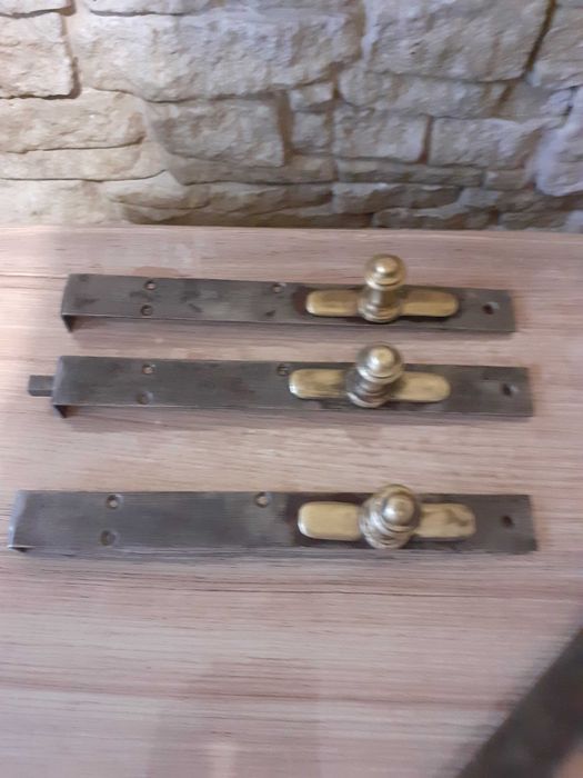 Vand 4 ivare,zavoare pt usi, ideale pt un proiect de restaurare