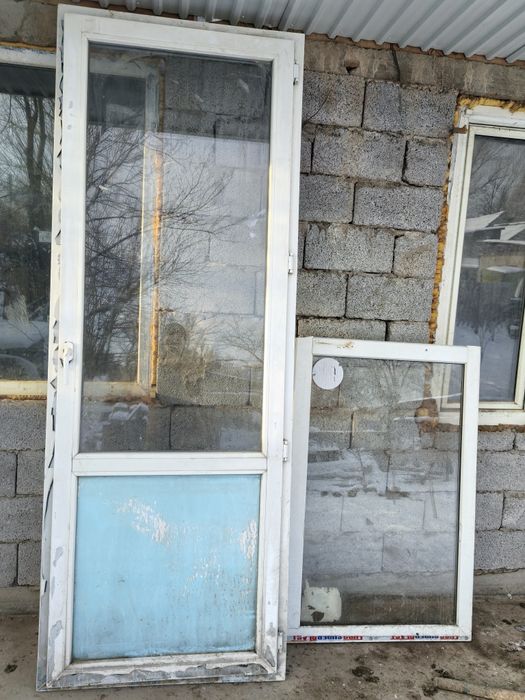 Продам пластик дверь и окно
