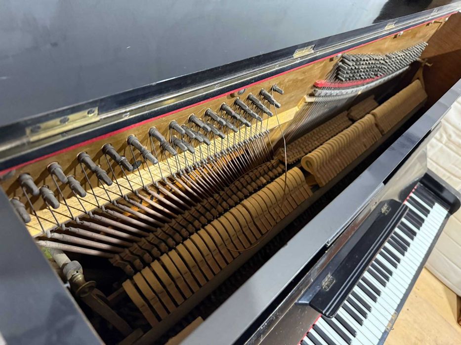 Pian Vintage din lemn masiv R. ULBRICH; Pianina