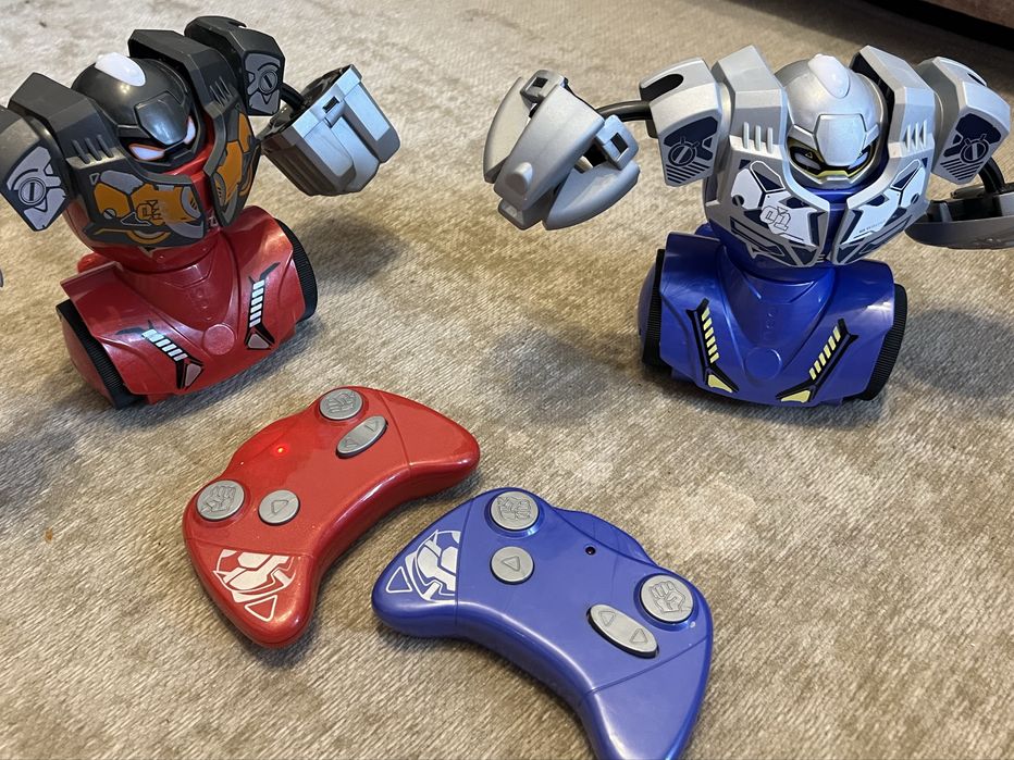 Set roboti cu telecomanda