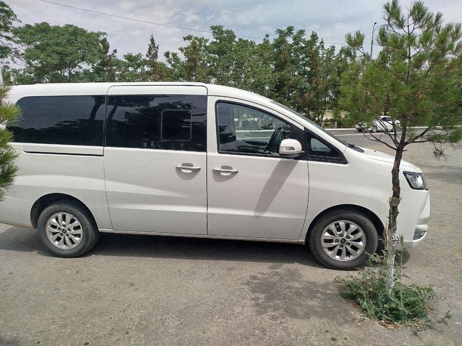 JAC M4 Avtomobil