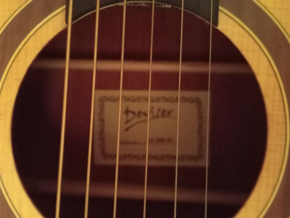 Продам акустическую гитару