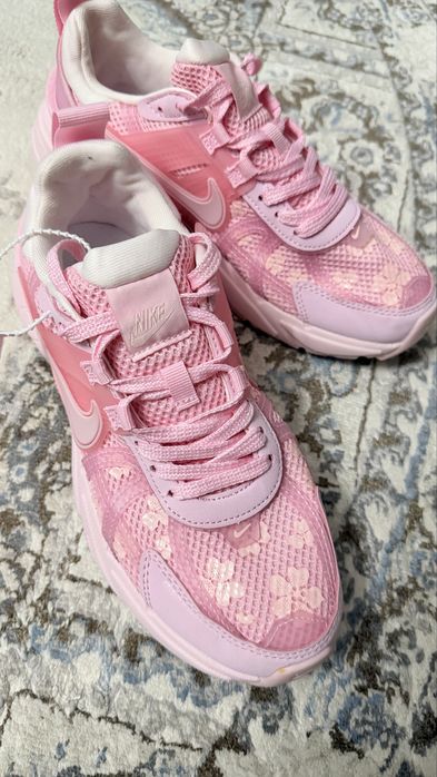 Кроссовки продаю новые Nike