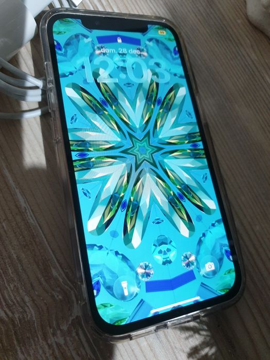 Vând iPhone 13 - White- liber de rețea - impecabil