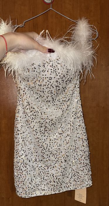 Стилна бяла рокля с пайети и пера на презрамките от SHEIN.