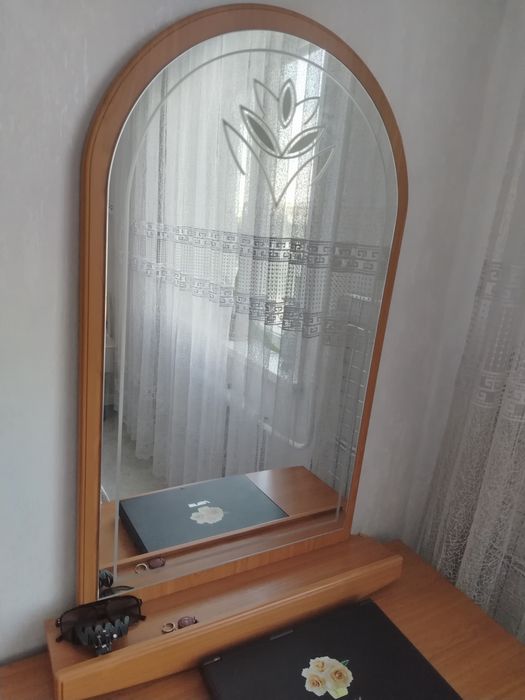 Срочно продам комод с зеркалом