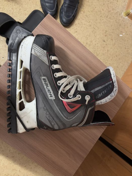 Продам коньки хоккейные Bauer