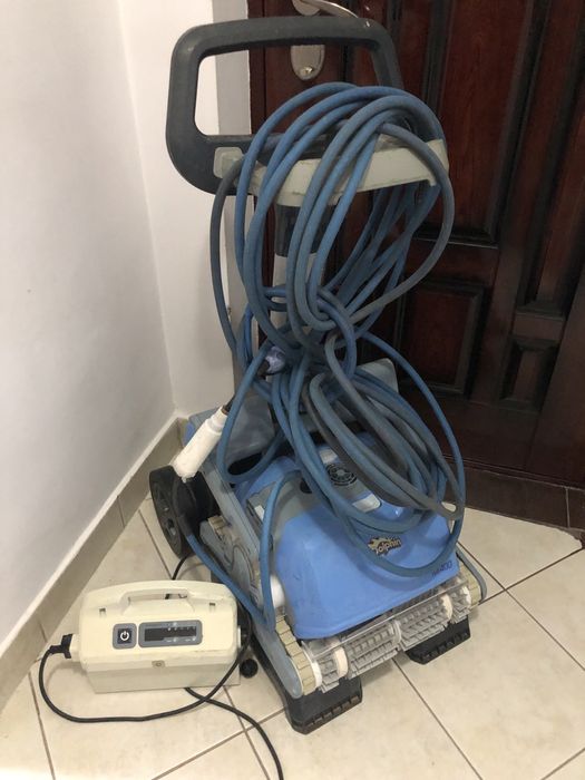 Roboti aspirator curatare intretinere piscina Dolphin S200 S300 M400