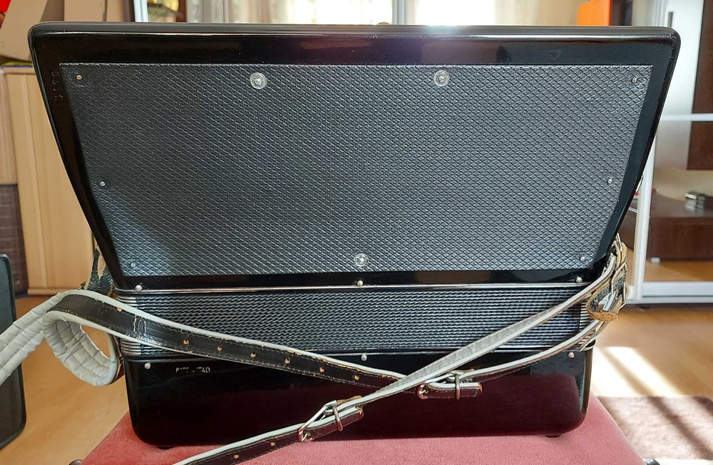 Acordeon Lemar italian , 120 basi , 3 reg. , impecabil .