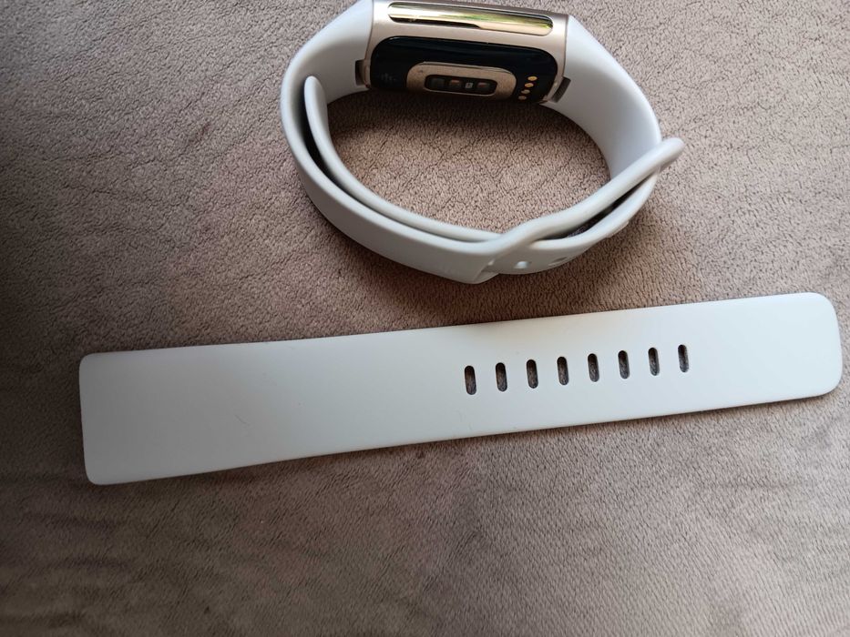 Фитнес гривна Fitbit Charge 5