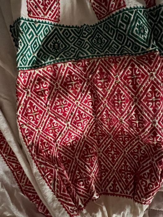 Vând costum popular autentic, vechi , dar în stare foarte bună.