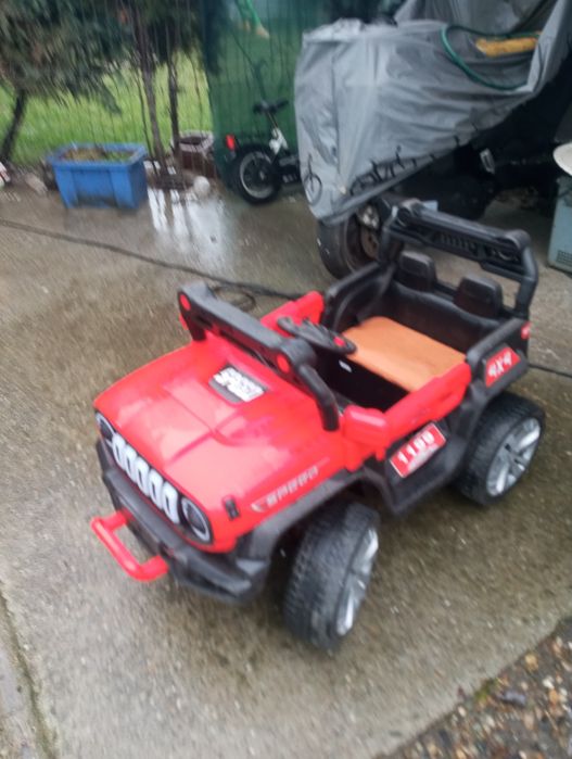 Vând mașină de copiii electrica foarte puțina folosită