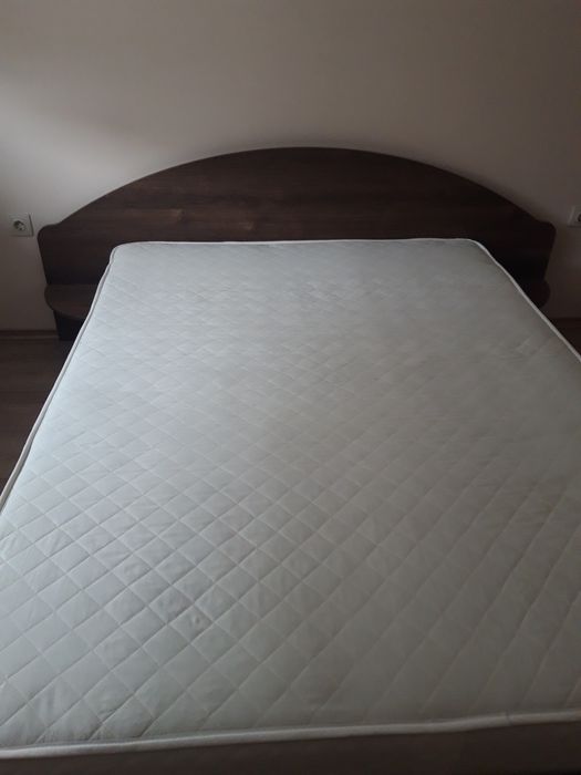 Спалня с матрак .