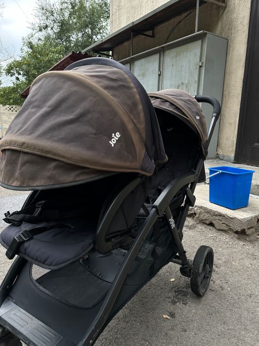 Продам двухместную коляску