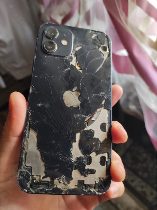 Продам Iphone 12 /64