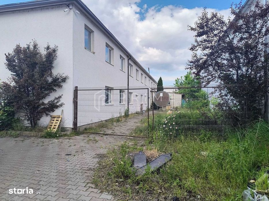 Spațiu industrial modern cu panouri fotovoltaice și acces TIR