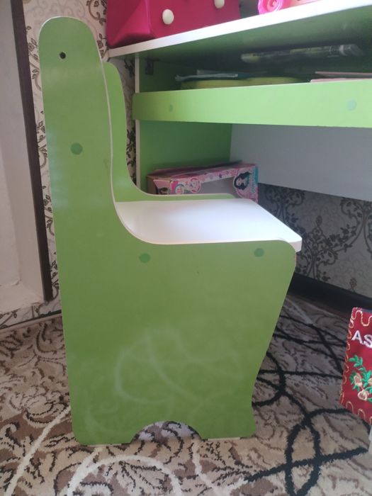 универсальный стол для комнаты и детей