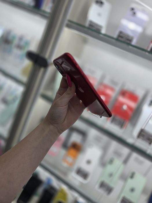 Humor GSM oferă spre vânzare / iPhone 11 / 128 GB / Red / Garanție 12 luni / Rate