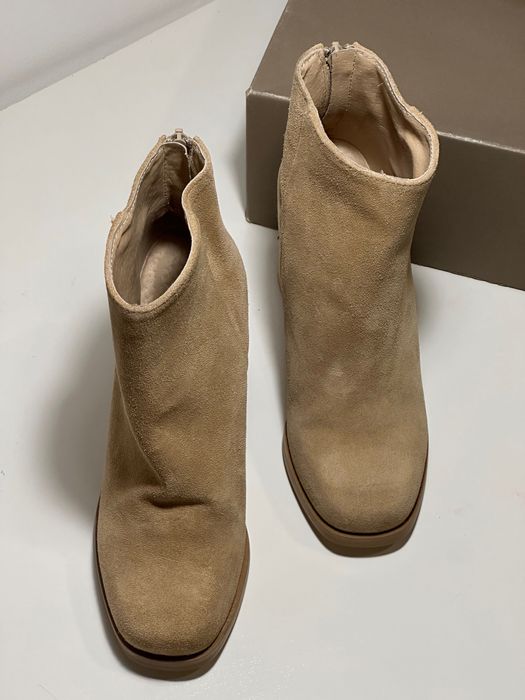 BATA botine beige, cu toc