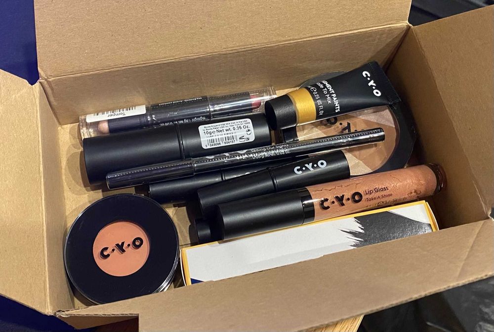 Trusa makeup CYO - include 12 produse