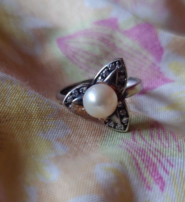 Сребърен пръстен с перла и циркониеви камъчета