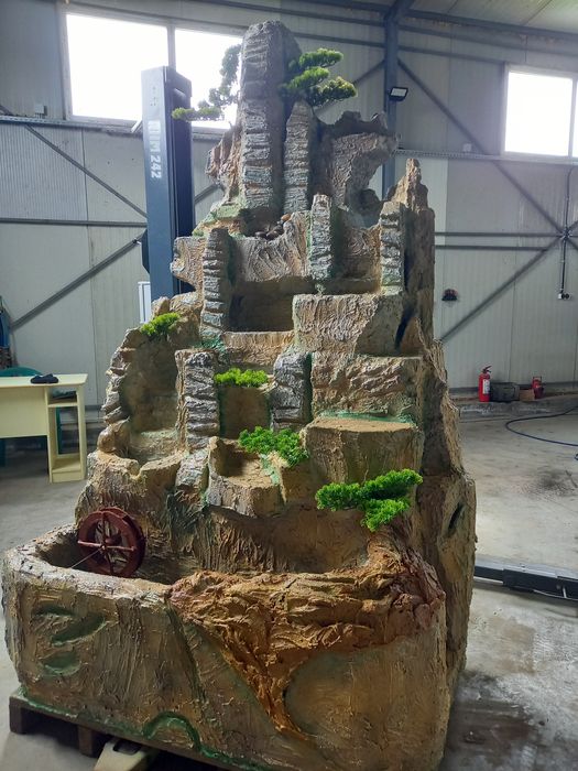 Fantana arteziana/Cascada /Put