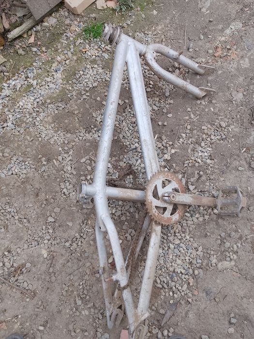 Vând bicicleta pentru piese