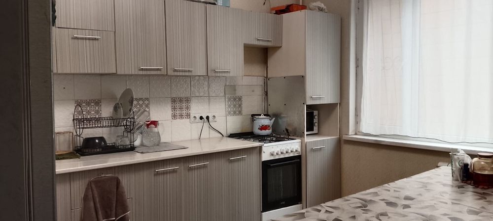 Сдается трехкомнатная квартира в мкр карлыгаш за 200тысяч тг