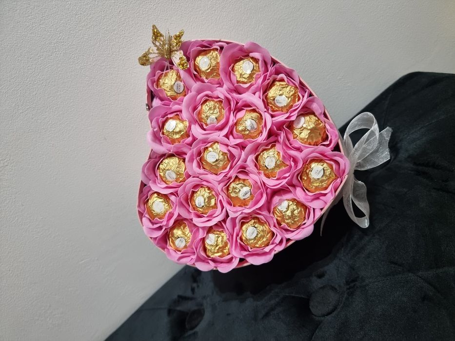 Aranjament floral in forma de inima cu trandafiri din sapun