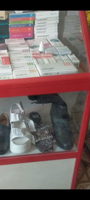 Әртүрлі заттар киімдер сатылады