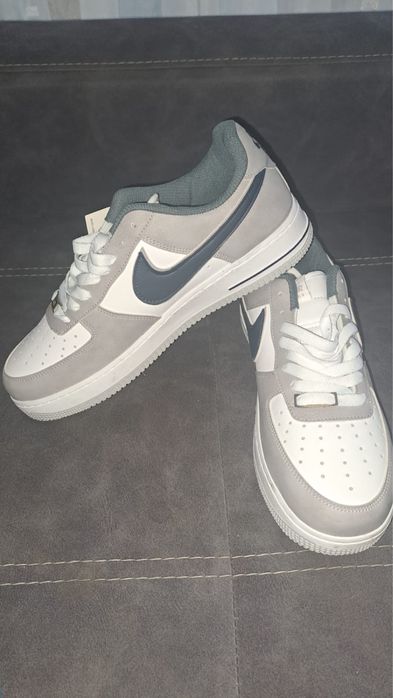 Adidasii Nike cu eticheta