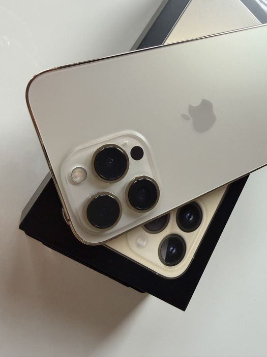 Iphone 13 PRO GOLD 256 GB с протектор и 10 кейса