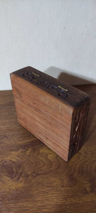 Cutie decorativă de lemn sculptată