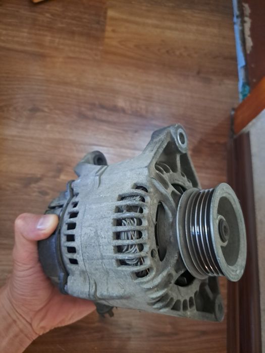 Продам генератор на ниссан п11 1997г