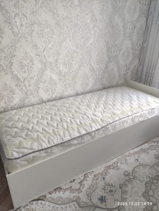 Кровать с матрацем