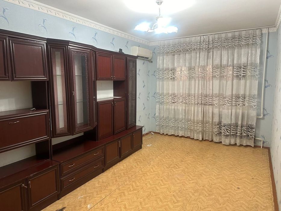 Толстой 12 3хонали 4 этаж урта падезд срочна  такалган нархи