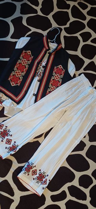 Vând costum popular băieți 7-8 ani