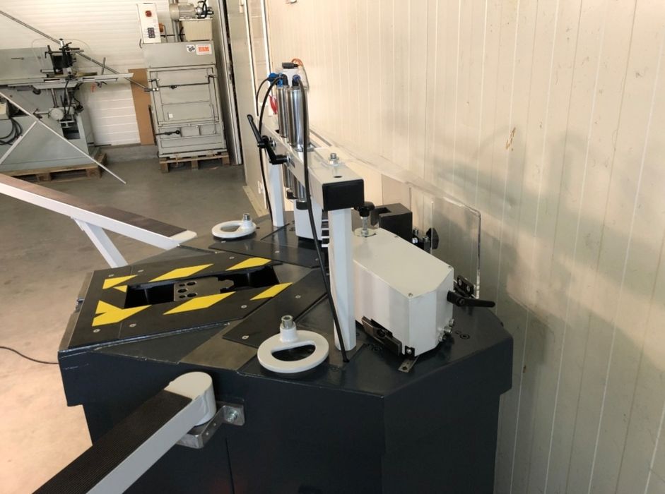 Автоматична ъглонабивна машина Pressta Eisele 2000 за дограма