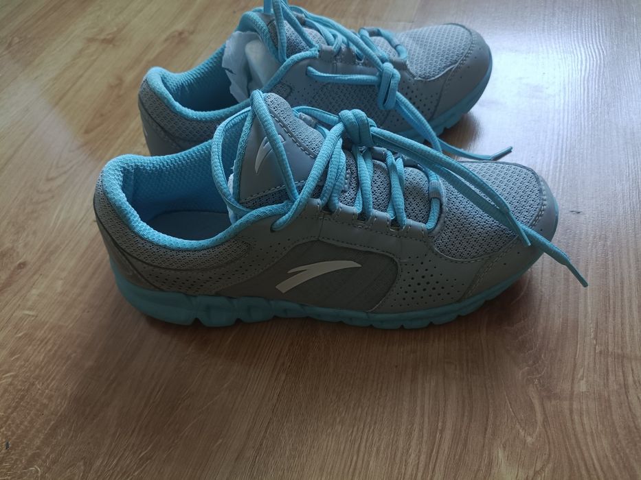 Кроссовки женские