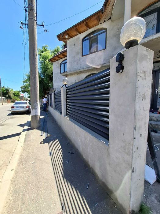 Garduri din panou stil jaluzele, sipca metalica, tabla, plasa si BCA