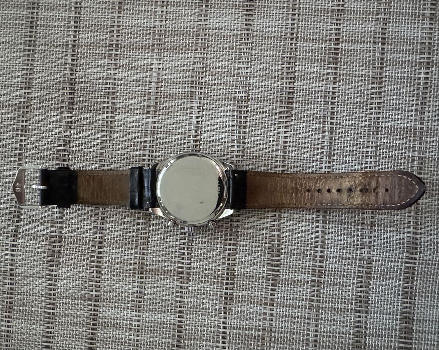 Продавам часовник Fossil в много добро състояние, с нормални следи от употреба. 10 ATM