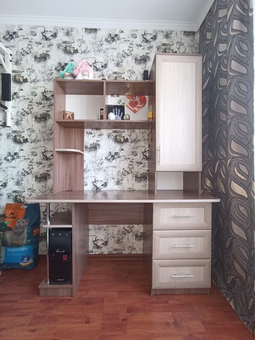 Продам компьютерный,ученический стол.