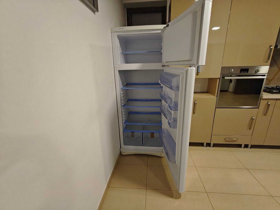 Vand mobila de bucatarie complet dotata cu electrocasnice APROAPE NOI