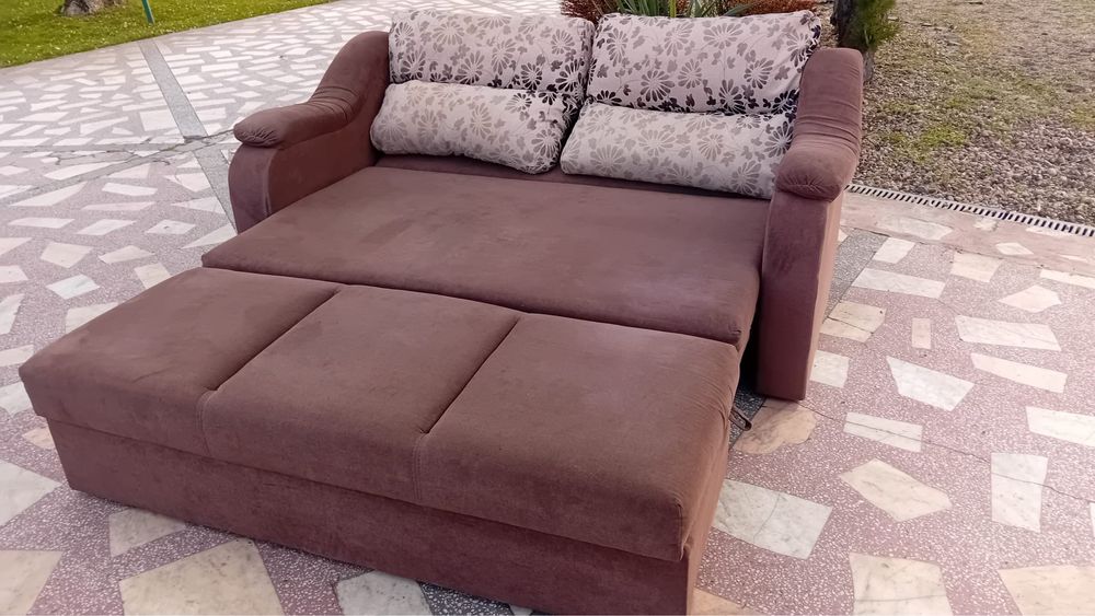 Canapea extensibila cu lada pentru haine