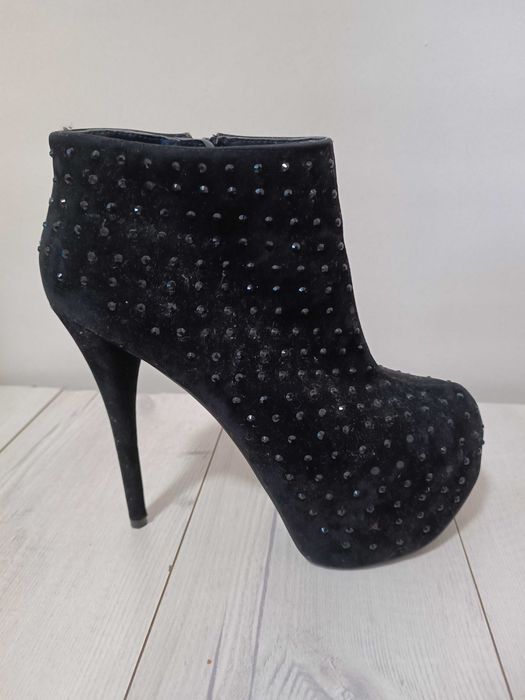 Затворени официални обувки на платформа на супер цена!