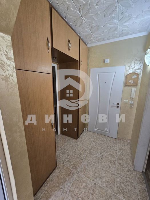 Продава тристаен апартамент до Мол Галерия