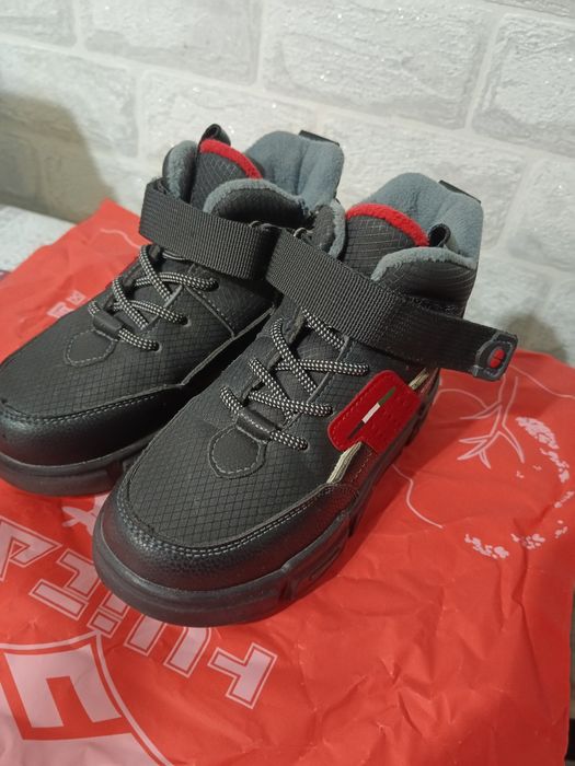 Продаётся зимняя обувь для мальчика.